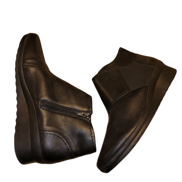 10N - Clarks Cloudsteppers Black Booties - Picture 5 of 9